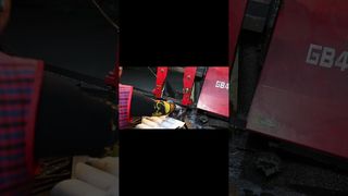 Snijden van roestvrijstalen industriële buisfittingen